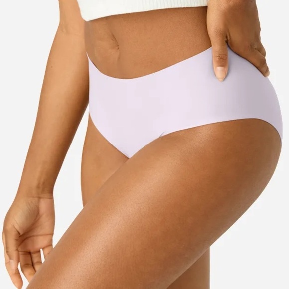 No Show Hipster 3-Pack
Notable support that’s unnoticeable under your clothes. - Picture 3 of 6